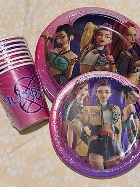 K-pop Demon Hunter Pink Character-Themed Paper Party Plates & Cups Set